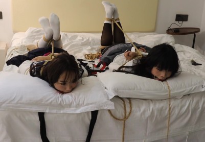 【荷仙少女】《陌生男在302房间的学生姐妹捕获调教》3 驷马绑学生姐妹，安玩具振+电击鞭虐+强迫语言羞辱口水+TK玩弄 最后被玩弄几乎晕厥学生姐妹意识模糊重复说：欢迎主人来玩我们两个