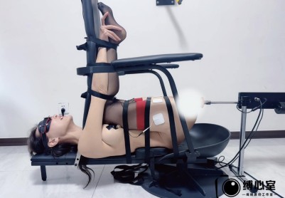 【缚心室】House of gord复刻，将175黑丝女神制作成人体家具椅，扭着屁股哀求，郊狼+炮机+AV棒刺激，被玩到失禁，全程对话交流