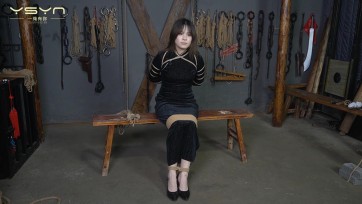 【一绳有你】校花【柳诗涵】净身高168厘米年龄20岁本科大三在校生刑房手铐脚镣五花大绑后吊手