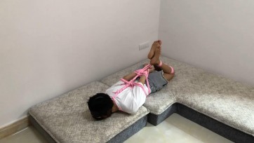 【新月原创】00后小美女 红豆 蒙眼驷马爬行训练 粉绳假丁丁口塞 伺候