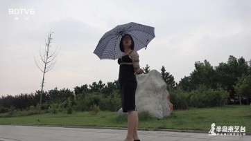 【半岛束艺台】【户外】 伊莱娜后高手撑伞雨中人行道漫步