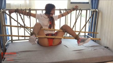 【BSD】将穿着性感肉丝的学生妹绑在飘窗上，并用竹竿固定，再用各种口球堵嘴，最后看她如何挣脱