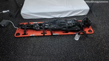 【鹿角与猫爪】《乳胶真空睡袋里的绝望呼控》头套只有细小到可以忽略的小孔上透露点气息，乳胶吸紧每寸肌肤，奋力挣扎蠕动也无济于事，努力呼吸每一口空气，担架绝对拘束防毒面具呼控