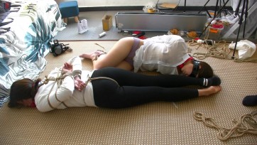 【绳之韵】敬业的女销售小凡、勤劳的假期工瑾瑜，双人游戏第一集，无罩半透衬衣、卫衣瘦腿裤，双人捆绑、穿了一天的原味臭袜、双人双棒、TK，强高游戏