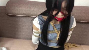 【子衿原创】双妹 高中妹子海苗、敏丽捆绑放置 口球口枷堵嘴 口水滴落，两个妹子的捆绑放置，带上口球口水就流出来了，把短裙都滴湿了