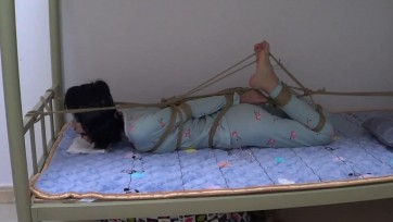 【新月原创】00后小美女红豆 宿舍睡衣 裸足驷马 床上固定 徒劳的挣扎好刺激