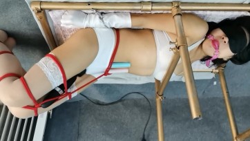 【HD飞天原创】全身特写，美女、美胸、白丝美腿、美脚丫、K9架紧固起来，扭动着小蛇腰，拍打着小美殿、tk挠痒不间断、振动GC下身湿乎乎......