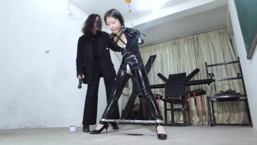 【樱束原创】《天罗地网》设下天罗地网抓捕的女间谍将她直臂后手吊缚狠狠鞭打折磨审讯！嘴硬不说拿绳子紧紧勒嘴戴上全包头套！棒棒刺激到羞耻失禁！炮机强力输出强G！