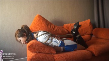 【BSD】漂亮妹子+车模制服+性感肉丝+过膝长靴+口球堵嘴，然后就是试图挣扎解脱