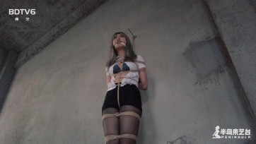 【半岛束艺台】【丝】【堵】【户外】 无解黑丝大长腿的废弃阁楼之旅