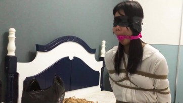 高中新妹子口球捆绑放置 大量口水