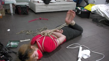 【绳之韵】兮兮酱、奈奈生双萝莉捆绑游戏：牛仔裤、小T恤、分棉袜、白棉袜，驷马股绳、原味棉袜堵嘴、TK、调教（最近好像特别喜欢用模特的原味棉袜堵嘴.......）