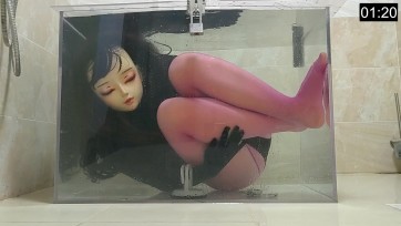 【小L】【千万不要自己在家玩水箱逃生，还把脖子和双手都锁在水底，不然一不小心可能真的会死】