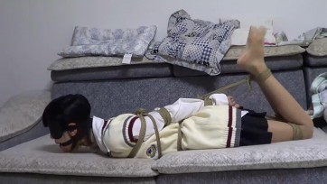 【新月原创】00后小美女 红豆肉丝绑架 驷马TK挣扎 蒙眼嘟嘴被扛走 十分清纯可爱