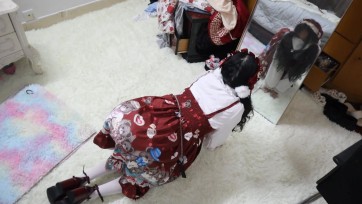 【荷仙少女】圈养超大只高挑漂亮洛丽塔白丝少女母狗虞琳，对着镜子跪爬一边害羞一边忍不住想的母狗，手脚被圈住，脖子上带狗链，调教之余掀起裙子被鞭子狠抽呜咽跪爬，一边被虐一边...