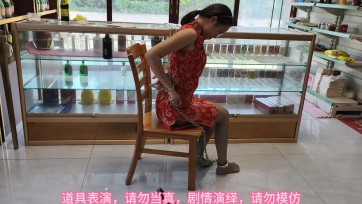 【束心工作室】兰兰红色旗袍新娘装，化身店员，灰色亮油丝袜，12厘米高跟鞋，看店守店，厨房户外走动