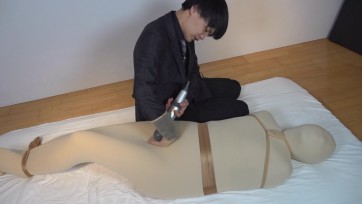 【zentai】全身タイツの上からゼンストをして更に ボディータイツを6枚重ね着のマミーにさせられ責められてみた