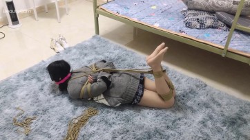 【雨涵工作室】为了学写小说 硬是被逼着体验丝袜驷马蒙眼塞嘴 绑得我都发脾气了还不解开我 口水流得到处都是