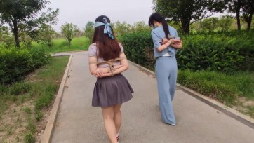 【一绳所爱】米粒、悠悠公园玩捆绑偶遇老大爷旁观